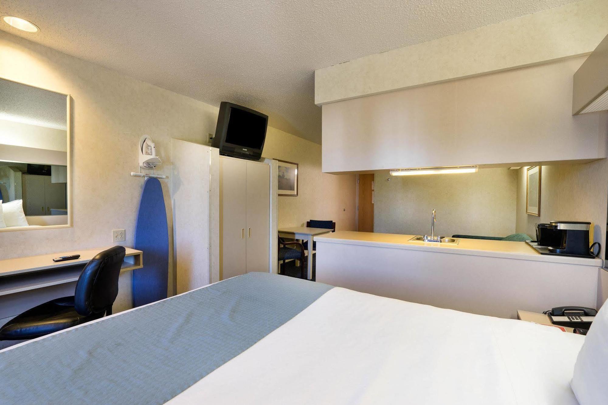 Microtel Inn & Suites By Wyndham Pittsburgh Airport Robinson Township Exterior foto