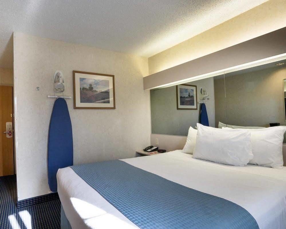 Microtel Inn & Suites By Wyndham Pittsburgh Airport Robinson Township Exterior foto